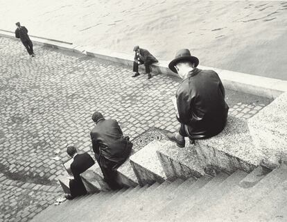 'Tres hombres sentados en las escaleras junto al Sena', 1931.