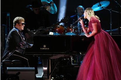 Miley Cyrus cantando con Elton John durante la gala.