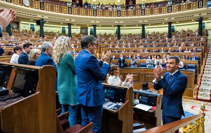 Pedro Sánchez es aplaudido por la bancada socialista al termino de su intervención en el Congreso, este miércoles. 