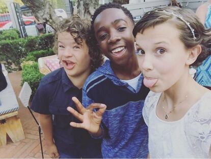 'Stranger Things' ha sido uno de los fenómenos televisivos de la temporada y Gaten Matarazzo (Nueva Jersey, 14 años) se ha mostrado como su protagonista más carismático. Su Instagram está repleto de 'selfies', no solo con sus compañeros de reparto (en la imagen junto a él) sino también con sus fans. En ellos, jamás le falta su característica sonrisa, a pesar de que lo que esconden sus pequeños dientes es una enfermedad genética que afecta al desarrollo de sus huesos y dientes.