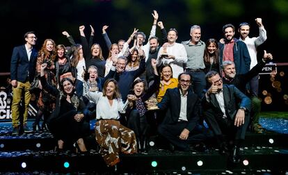 Los responsables de la campaña recogen el premio.