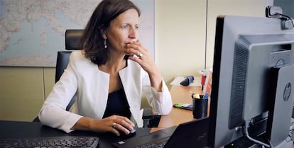 Elena Pérez, responsable de negocio de gas de Endesa, durante su jornada laboral en un fotograma de su episodio de #LoInteligenteEsSeguir.