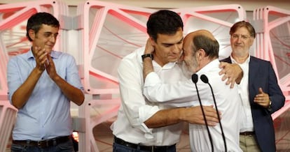 Eduardo Madina y Jos&eacute; Antonio P&eacute;rez Tapias aplauden a Pedro S&aacute;nchez, felicitado por Alfredo P&eacute;rez Rubalcaba.