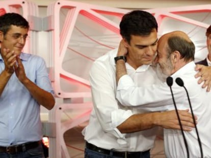 Eduardo Madina y Jos&eacute; Antonio P&eacute;rez Tapias aplauden a Pedro S&aacute;nchez, felicitado por Alfredo P&eacute;rez Rubalcaba.