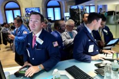 El índice Dow Jones de Industriales restaba 20,92 puntos hasta las 13.069,92 unidades, al tiempo que el selectivo S&P 500 perdía un mínimo 0,08 % (-1,14 puntos) hasta las 1.405,44 unidades. EFE/Archivo