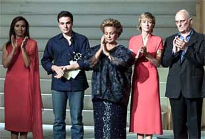 Ana Belén, Liberto Rabal, Carmen Sevilla, Emma Suárez y Carlos Saura, en la entrega del premio Donostia a Rabal.