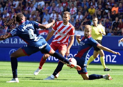 Stuani lucha el balón con Semedo y Pulido en el Huesca-Girona.