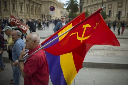 Un manifestante con la bandera republicana y otra del Partido Comunista durante la manifestación del Primero de Mayo en Sevilla.