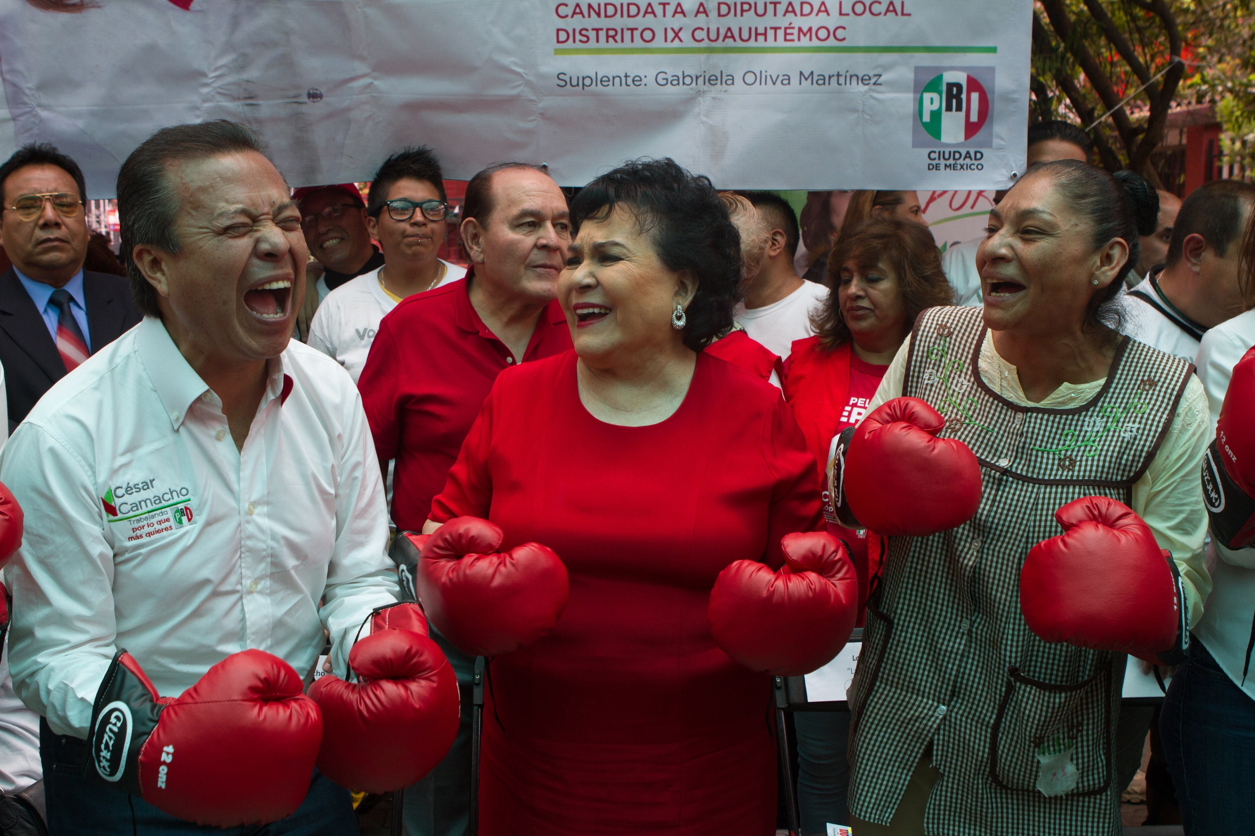 La actriz posa junto al exdirigente del PRI en un evento en Tepito junto a Lourdes Ruiz, la reina del albur, en junio de 2015.