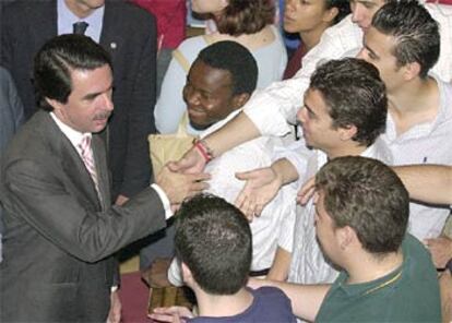 Aznar, hoy con un grupo de jóvenes en un colegio mayor de Madrid.