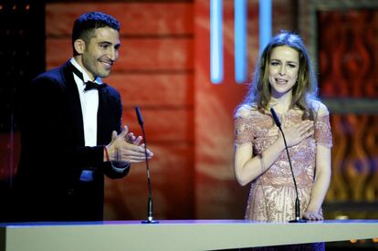 Uno de los momentos más emotivos de la gala ha sido la reaparición de la actriz Silvia Abascal, que junto a Miguel Ángel Silvestre han entregado el Goya a mejor actor de reparto.