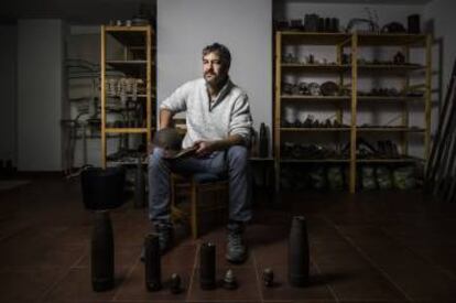 Ernesto Viñas, fundador de Brunete en la Memoria, en su museo en el garaje de su casa en Quijorna.