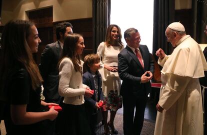 El papa Francisco ha mantenido un encuentro privado con el rey Abdullah II de Jordania, su esposa la reina Rania y sus hijos en el Palacio Real de Amm&aacute;n.