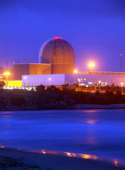La nuclear de Vandellòs desde la playa de la Almadraba.