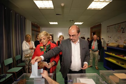 Javier Lambán, candidato socialista a la presidencia de Aragón, vota en las elecciones autonómicas y municipales del 26 de mayo de 2019, en Zaragoza.