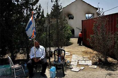 Un colono israel, delante de su casa en la Franja de Gaza.