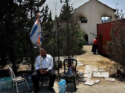 Un colono israelí, delante de su casa en la Franja de Gaza.