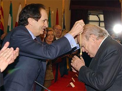 Juan José Lucas impone la medalla de honor del Senado al presidente de la Generalitat catalana, Jordi Pujol.