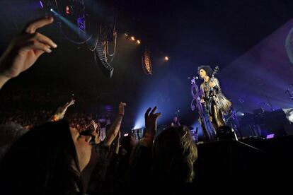 O cantor Prince no palco durante sua turnê 'HitnRun' no Bell Centre de Montreal (Canadá), no dia 23 de maio de 2015.