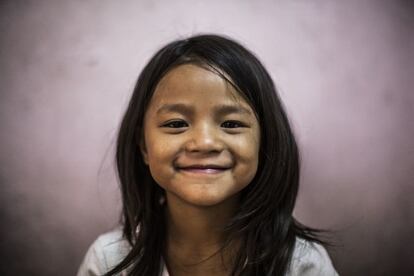 Chandani Lama, 8 años. Hermana de Chanda Lama. Su padre está en la cárcel por asuntos de drogas. Su madre, toxicómana está tratándose en un centro de su adicción.