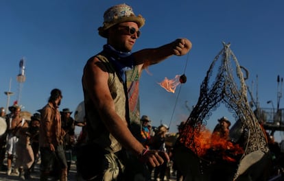 Un asistente hace girar una bola con fuego durante el festival.