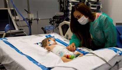 Vanesa cuida de su hija, Roma, tras ser intervenida de un trasplante hepático split