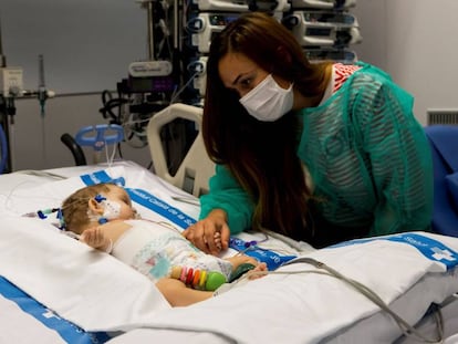 Vanesa cuida de su hija, Roma, tras ser intervenida de un trasplante hepático split