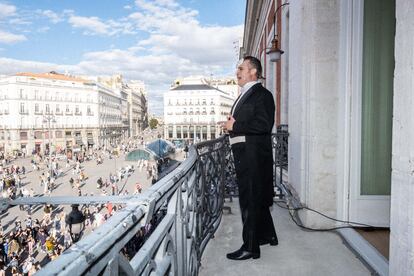 El protagonista, Gerónimo Rauch desde el balcón de la sede del Gobierno de la Comunidad de Madrid. 
