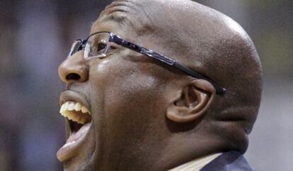 Mike Brown, durante el partido entre los Lakers y Utah Jazz.