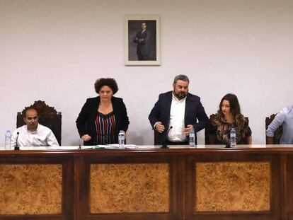 Sesión constitutiva de la corporación municipal en el salón de plenos del Ayuntamiento de Zalamea de la Serena (Badajoz).