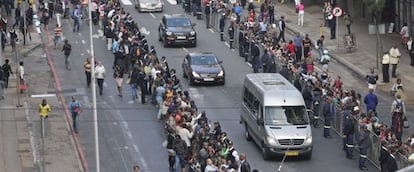 El cortejo fúnebre de Mandela recorre las calles de Pretoria.