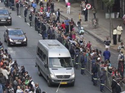 El cortejo fúnebre de Mandela recorre las calles de Pretoria.