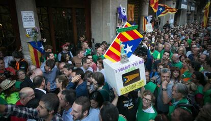 Manifestació independentista a la Conselleria d'Economia el setembre del 2017.