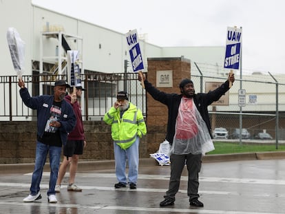 United Auto Workers (UAW) members strike at a General Motors assembly plant in Arlington, Texas, U.S. October 24, 2023.