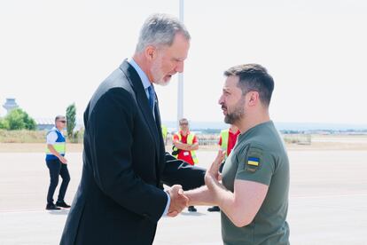 Felipe VI saluda presidente ucrania, Volodímir Zelenski, a su llegada al aeropuerto de Madrid. La última vez que el Rey recibió a un jefe de Estado en el aeropuerto fue en junio de 2022.
