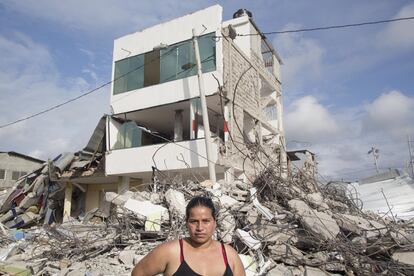 María Gorozabel. 25 años. Su casa se vino abajo. Ella y su familia de seis miembros se quedaron con lo puesto y en la calle. “Fue doloroso ver todo destruido, menos mal todos salimos vivos”.