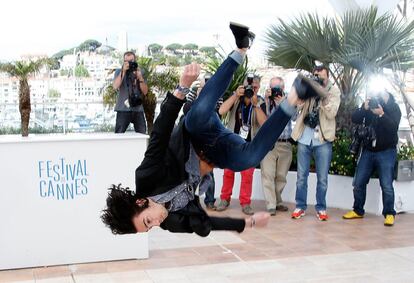 El actor francés, Rachid Youcef, hace unas acrobacias durante el photocall de la película 'Geronimo' en Cannes (Francia).