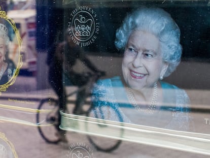 Un 'souvenir' en una tienda de Londres con motivo del Jubileo de Platino de la reina Isabel II, celebrado en junio de 2022.