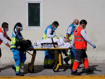 Sanitarios trasladan a un paciente al Hospital 12 de Octubre de Madrid