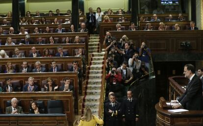 El presidente del Gobierno en funciones y líder del PP, Mariano Rajoy (d), al inicio de su discurso de investidura, en el Congreso de los Diputados.