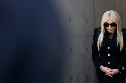 La diseñadora Donatella Versace llega al Armani/Teatro de Milán para despedir a Giorgio Armani, este sábado.