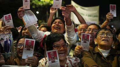 Personas celebrando la elección del nuevo Papa, León XIV, enChiclayo, Peru.