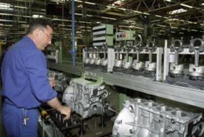 Un operario trabaja en la cadena de montaje en la fábrica de Almusafes. EFE/Archivo