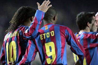 Ronaldinho felicita a Eto'o por su segundo gol.