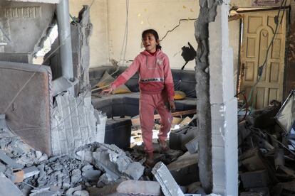 Una niña palestina camina en el lugar de un ataque israelí contra una casa, en Rafah, en el sur de la franja de Gaza, este sábado.