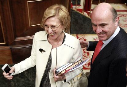 Rosa D&iacute;ez, portavoz de UPyD en el Congreso, y Luis de Guindos, ministro de Econom&iacute;a y Competitividad, se cruzan en el hemiciclo.