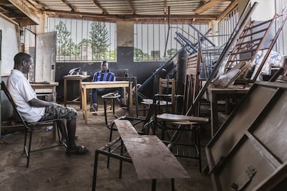 Sala de aula de forja e ferraria. A imagem mostra o caos que reina nesta sala, cheio de materiais doados por patrocinadores que pagam as mensalidades de alguns dos alunos.