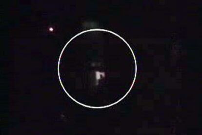 Imagen del vídeo captado por un videoaficionado en el que parece verse a una persona mientras el Windsor ardía.