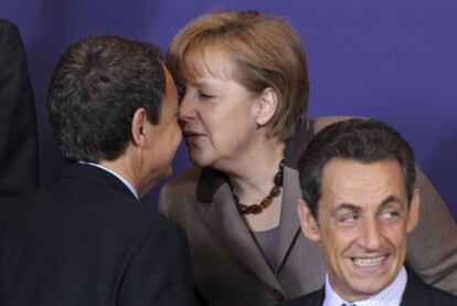 Zapatero (izquierda) saluda a Merkel, junto a Sakorzy.