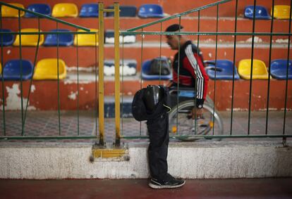 Un discapacitado pasa junto a su pierna ortopédica antes de comenzar un campeonato de baloncesto en sillas de ruedas en la ciudad de Gaza (Palestina).